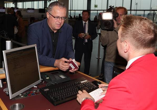 SOCCER - EL, Athens vs A.Wien SCHWECHAT,AUSTRIA,27.SEP.17 - SOCCER - UEFA Europa League, group stage, AEK Athens vs FK Austria Wien, preview, departure of A.Wien at the airport Wien-Schwechat. Image shows sports director Franz Wohlfahrt (A.Wien). GEPAxpictures xChristianxOrt