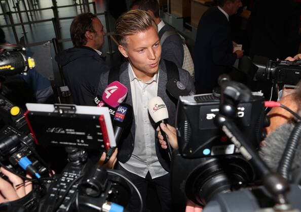 SOCCER - EL, Athens vs A.Wien SCHWECHAT,AUSTRIA,27.SEP.17 - SOCCER - UEFA Europa League, group stage, AEK Athens vs FK Austria Wien, preview, departure of A.Wien at the airport Wien-Schwechat. Image shows Patrick Pentz (A.Wien). GEPAxpictures xChristianxOrt
