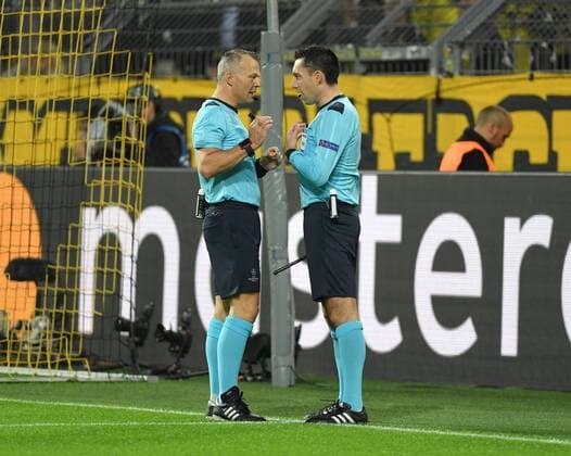 26.09.2017, Fussball Champions League, Saison 2017 2018, Vorrunde, 2. Spieltag, Borussia Dortmund - Real Madrid 1:3, Schiedsrichter Bjoern Kuipers, Björn Kuipers (NED) nimmt nach dem Handspiel mit seinem Assistenten Dennis Higler. Team2