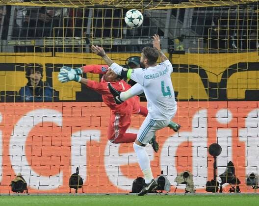 26.09.2017, Fussball Champions League, Saison 2017 2018, Vorrunde, 2. Spieltag, Borussia Dortmund - Real Madrid 1:3, Sergio Ramos (Real Madrid), rettet auf der Linie mit der Hand, es gibt aber kein Elfmeter Team2