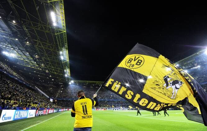 Fussball, UEFA Champions League, Herren, Saison 2017 2018, Gruppe H, 2. Spieltag, Signal Iduna Park Dortmund, Bor. Dortmund (gelb) - Real Madrid (weiss) 3:1; Fahnenschwenker mit Marco Reus-Trikot. Feature, Symbol, Symbolbild, Einzelbild.