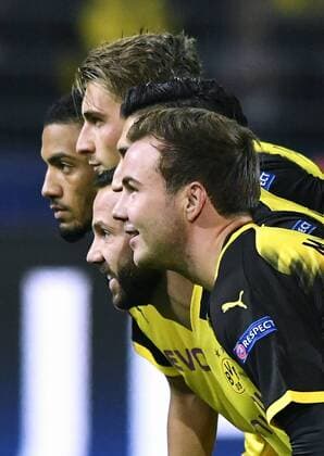 Fussball, UEFA Champions League, Herren, Saison 2017 2018, Gruppe H, 2. Spieltag, Signal Iduna Park Dortmund, Bor. Dortmund (gelb) - Real Madrid (weiss) 3:1; Jeremy Toljan (BVB), Gonzalo Castro (BVB), Maximilian Philipp (BVB) und Mario Götze (BVB) beim BVB-Mannschaftsfoto.