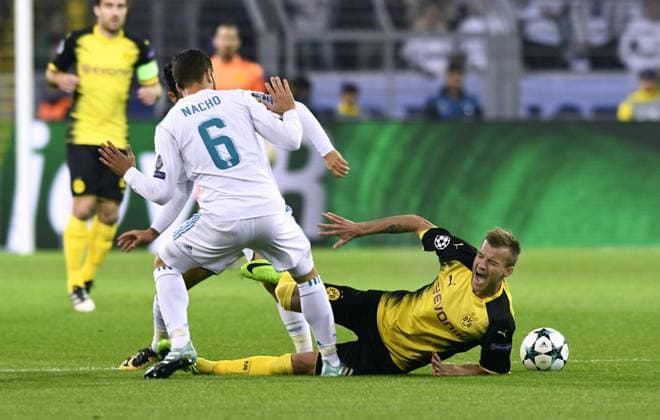 Fussball, UEFA Champions League, Herren, Saison 2017 2018, Gruppe H, 2. Spieltag, Signal Iduna Park Dortmund, Bor. Dortmund (gelb) - Real Madrid (weiss) 3:1; Andrey Yarmolenko (BVB), Nacho (Real Madrid), Aktion.