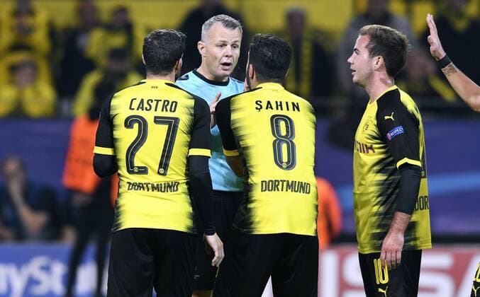 Fussball, UEFA Champions League, Herren, Saison 2017 2018, Gruppe H, 2. Spieltag, Signal Iduna Park Dortmund, Bor. Dortmund (gelb) - Real Madrid (weiss) 3:1; Gonzalo Castro (BVB), Nuri Sahin (BVB) und Mario Götze (BVB) reklamieren bei Schiedsrichter Björn Kuipers (NED).
