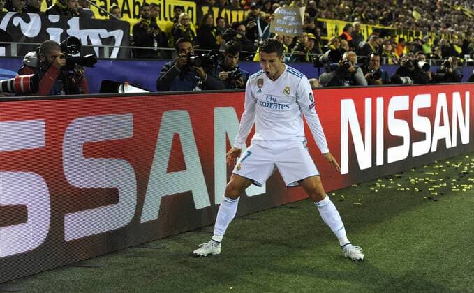 Fussball, UEFA Champions League, Herren, Saison 2017 2018, Gruppe H, 2. Spieltag, Signal Iduna Park Dortmund, Bor. Dortmund (gelb) - Real Madrid (weiss) 3:1; Jubel Cristiano Ronaldo (Real Madrid) nach seinem Tor zum 1:3. Jubel, Freude, Aktion.