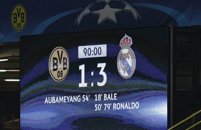 Fussball, UEFA Champions League, Herren, Saison 2017 2018, Gruppe H, 2. Spieltag, Signal Iduna Park Dortmund, Bor. Dortmund (gelb) - Real Madrid (weiss) 3:1; Das Endergebnis auf der Anzeigetafel. Feature, Symbol, Symbolbild, Einzelbild.