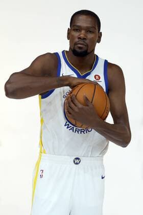 OAKLAND, CA - SEPTEMBER 22: Kevin Durant appears at the Golden State Warriors media day September 22, 2017 at the Rakuten Performance Center in Oakland, CA. (Photo by Daniel Gluskoter Icon Sportswire) NBA Basketball Herren USA SEP 22 Warriors Media Day Icon46479407 EDITORIAL USE ONLY