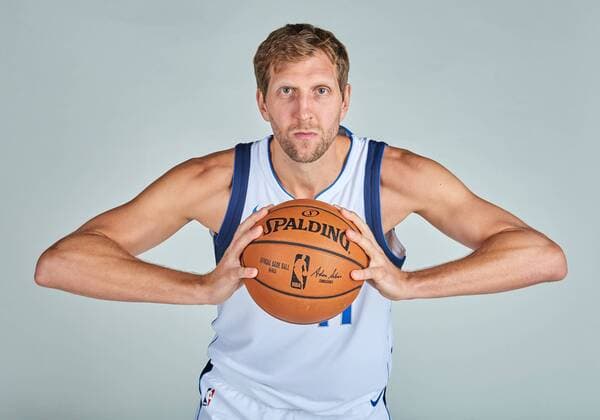Fotoshootings der letzten Wochen Sept 25, 2017: Dallas Mavericks forward Dirk Nowitzki 41 poses during the Dallas Mavericks Media Day held at the American Airlines Center in Dallas, TX NBA Basketball Herren USA 2017: Dallas Mavericks Media Day SEPT 25 - ZUMAcp2_ 20150928_zaf_cp2_503 Copyright: xAlbertxPenax