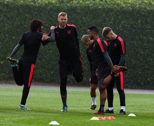 Bilder des Tages - SPORT September 27, 2017 - London, England, United Kingdom - Arsenal s Per Mertesacker.during a Arsenal training session ahead of the UEFA Europa League Group H match against BATE Borisov at Arsenal training centre , London Colney on 27 Sep 2017 St.Albans, England Arsenal Training  - ZUMAn230 20170927_zaa_n230_036 Copyright: xKieranxGalvinx