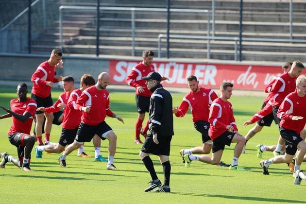Bilder des Tages - SPORT 1.FC Köln Abschlußtraining im Franz-Kremer-Stadion vor dem Heimspiel gegen Roter Stern Belgrad Mitte: Trainer Peter Stöger 27.09.2017
