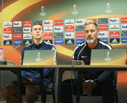 SOCCER - EL, Athens vs A.Wien ATHENS,GREECE,27.SEP.17 - SOCCER - UEFA Europa League, group stage, AEK Athens vs FK Austria Wien, preview, press conference PK Pressekonferenz A.Wien. Image shows Florian Klein (A.Wien) and head coach Thorsten Fink (A.Wien). GEPAxpictures xChristianxOrt