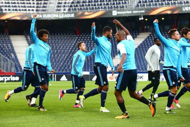 SOCCER - EL, RBS vs Marseille SALZBURG,AUSTRIA,27.SEP.17 - SOCCER - UEFA Europa League, group stage, Red Bull Salzburg vs Olympique Marseille, preview, training Marseille. Image shows Luiz Gustavo (Marseille) and the team. GEPAxpictures xFelixxRoittner