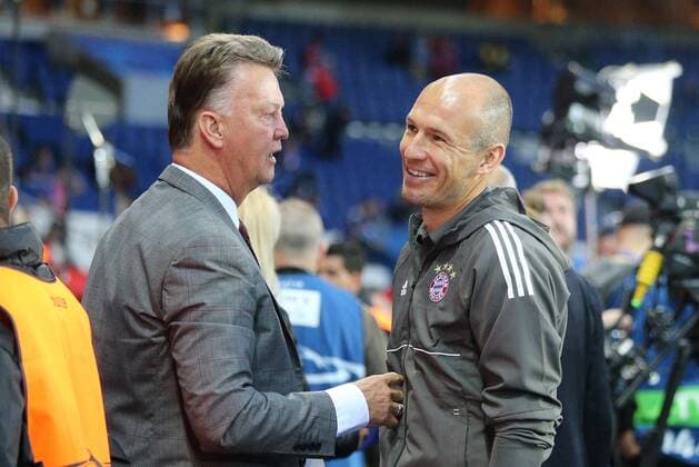 l-r: Louis van Gaal im Gespraech mit Arjen Robben 10 (FC Bayern Muenchen), Paris Saint-Germain vs. FC Bayern Muenchen, Fussball, Vorrunde, Champions League, 27.09.2017 Paris Paris Frankreich Copyright: xkolbert-press ChristianxKolbertx