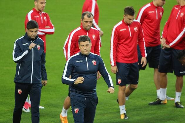 1.FC Köln Heimspiel gegen Roter Stern Belgrad Abschlußtraining von Belgrad im Rheinenergiestadion vorne: Trainer Vladan MilojeviÄ‡ (Belgrad) 27.09.2017