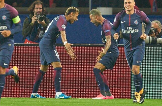 f Dani ALVES, PSG 32 Torschuss, schiesst das Tor zum 1-0 gegen Sven ULREICH, FCB 26 Torwart. Torjubel, Jubel nach dem Tor mit NEYMAR, PSG 10 PSG PARIS SAINT GERMAIN - FC BAYERN MUENCHEN Gruppenphase Hinspiel, Fussball UEFA Champions League, Paris, 27.09.2017 CL Saison 2017 2018, FCB,