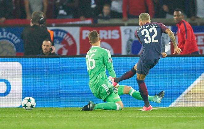 f Dani ALVES, PSG 32 Torschuss, schiesst das Tor zum 1-0 gegen Sven ULREICH, FCB 26 Torwart. PSG PARIS SAINT GERMAIN - FC BAYERN MUENCHEN Gruppenphase Hinspiel, Fussball UEFA Champions League, Paris, 27.09.2017 CL Saison 2017 2018, FCB,