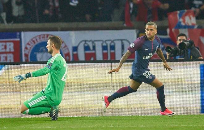 f Dani ALVES, PSG 32 Torschuss, schiesst das Tor zum 1-0 gegen Sven ULREICH, FCB 26 Torwart. Torjubel, Jubel nach dem Tor PSG PARIS SAINT GERMAIN - FC BAYERN MUENCHEN Gruppenphase Hinspiel, Fussball UEFA Champions League, Paris, 27.09.2017 CL Saison 2017 2018, FCB,