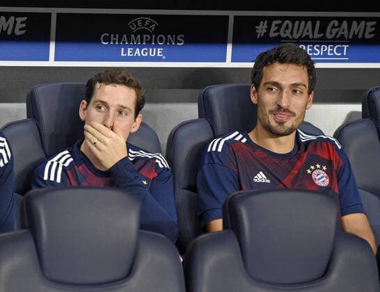 27.09.2017, Fussball UEFA Champions League 2017 2018, Gruppenphase, 2.Spieltag, Paris Saint Germain - FC Bayern München, im Stade du Parc des Princes in Paris. v.li: Ersatzspieler Sebastian Rudy (FC Bayern München) und Mats Hummels (Bayern München) 