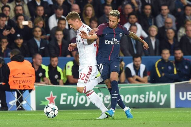 Fußball Champions League Gruppenphase Paris Saint-Germain - Bayern München am 27.09.2017 im Parc des Princes in Paris Joshua Kimmich ( München ), links - Neymar ( Paris ), rechts xRx