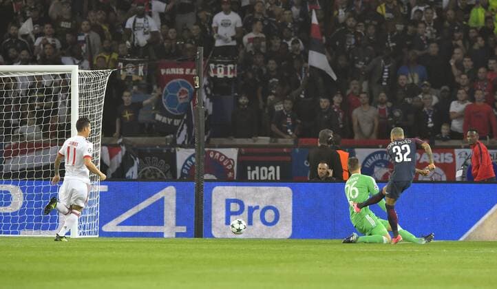 Bilder des Tages - SPORT 27.09.2017, Fussball UEFA Champions League 2017 2018, Gruppenphase, 2.Spieltag, Paris Saint Germain - FC Bayern München, im Stade du Parc des Princes in Paris. Torschuss Dani Alves (re, Paris) gegen Torwart Sven Ulreich (FC Bayern München) zum 1:0. 