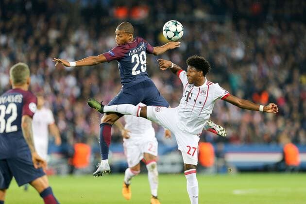 Bilder des Tages - SPORT l-r: im Zweikampf, Aktion, mit Kylian Mbappe 29 (Paris Saint-Germain) und David Alaba 27 (FC Bayern Muenchen), Paris Saint-Germain vs. FC Bayern Muenchen, Fussball, Vorrunde, Champions League, 27.09.2017 Paris Paris Frankreich Copyright: xkolbert-press ChristianxKolbertx