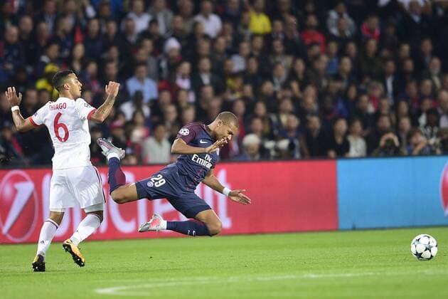 Kylian Mbappe PSG vs Thiago Bayern Munich FOOTBALL PSG vs Bayern de Munich Ligue des Champions 27 10 2017 JBAutissier Panoramic 