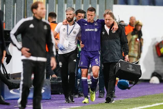 Anderlecht s Uros Spajic leaves the pitch after being injured during the second game in the group stage (Group B) of the UEFA Champions League competition between Belgian soccer team RSC Anderlecht and Scottish Celtic FC, Wednesday 27 September 2017 in Brussels. BRUNOxFAHY  x05173768x