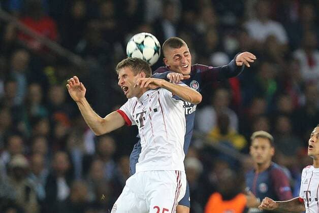 l-r: im Zweikampf, Aktion, mit Thomas Mueller 25 (FC Bayern Muenchen) und Marco Verratti 6 (Paris Saint-Germain), Paris Saint-Germain vs. FC Bayern Muenchen, Fussball, Vorrunde, Champions League, 27.09.2017 Paris Paris Frankreich Copyright: xkolbert-press ChristianxKolbertx