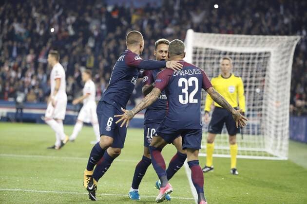 Daniel Alves da Silva PSG inscrit le premier but de la rencontre joie avec Marco Verratti psg Neymar da Silva Santos Junior Neymar Jr PSG FOOTBALL PARIS SAINT GERMAIN vs BAYERN de MUNICH UEFA CHAMPIONS LEAGUE 27 09 2017 StephaneAllaman Panoramic 