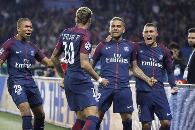 Daniel Alves da Silva PSG inscrit le premier but de la rencontre joie avec Marco Verratti psg Neymar da Silva Santos Junior Neymar Jr PSG Kylian Mbappe PSG FOOTBALL PARIS SAINT GERMAIN vs BAYERN de MUNICH UEFA CHAMPIONS LEAGUE 27 09 2017 StephaneAllaman Panoramic 