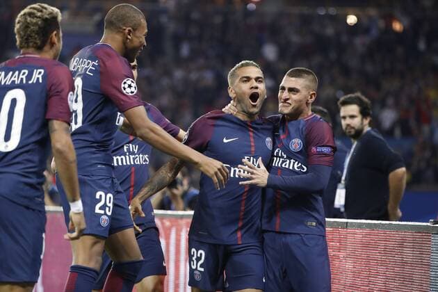 Daniel Alves da Silva PSG inscrit le premier but de la rencontre joie avec Marco Verratti psg Neymar da Silva Santos Junior Neymar Jr PSG Kylian Mbappe PSG FOOTBALL PARIS SAINT GERMAIN vs BAYERN de MUNICH UEFA CHAMPIONS LEAGUE 27 09 2017 StephaneAllaman Panoramic 
