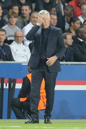 Themen der Woche - SPORT Bilder des Tages - SPORT enttaeuschung bei Chef-Trainer Carlo Ancelotti (FC Bayern Muenchen) haelt sich die Hand vor das Gesicht, Paris Saint-Germain vs. FC Bayern Muenchen, Fussball, Vorrunde, Champions League, 27.09.2017 Paris Paris Frankreich Copyright: xkolbert-press ChristianxKolbertx