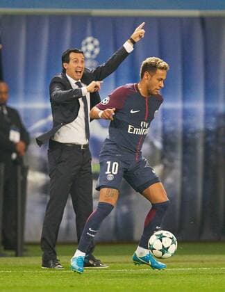p Unai EMERY, PSG Trainer gestikuliert und gibt Anweisungen, Aktion, Einzelbild, Einzelaktion, Gestik, Geste, Mimik, Handbewegung, zeigen, deuten NEYMAR, PSG 10 PSG PARIS SAINT GERMAIN - FC BAYERN MUENCHEN Gruppenphase Hinspiel, Fussball UEFA Champions League, Paris, 27.09.2017 CL Saison 2017 2018, FCB,