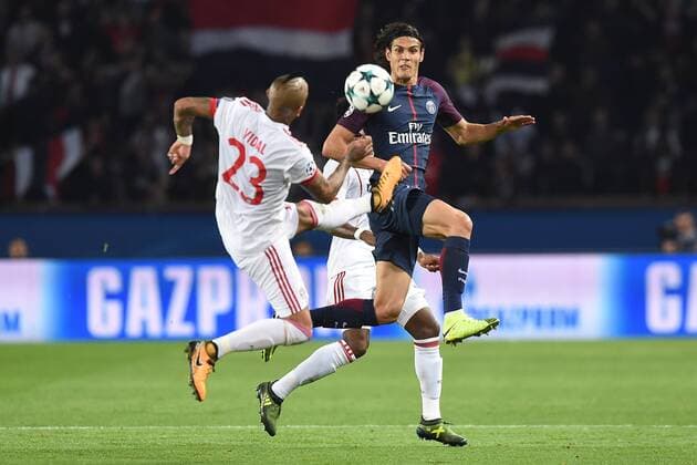 Fußball Champions League Gruppenphase Paris Saint-Germain - Bayern München am 27.09.2017 im Parc des Princes in Paris Arturo Vidal ( München ), links - Edinson Cavani ( Paris ), rechts xRx