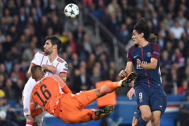 Fußball Champions League Gruppenphase Paris Saint-Germain - Bayern München am 27.09.2017 im Parc des Princes in Paris Javier Martinez ( München ), hinten links - Alphonse Areola ( Paris ), links - Edinson Cavani ( Paris ), rechts xRx
