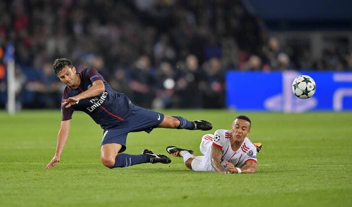 27.09.2017, Fussball UEFA Champions League 2017 2018, Gruppenphase, 2.Spieltag, Paris Saint Germain - FC Bayern München, im Stade du Parc des Princes in Paris. v.li: Thiago Motta (Paris) gegen Thiago (FC Bayern München). 