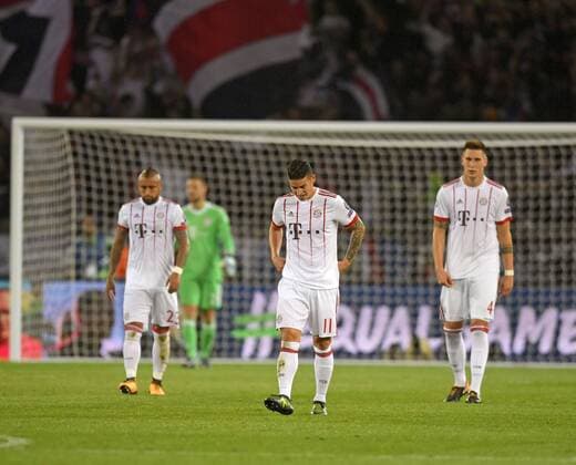 27.09.2017, Fussball UEFA Champions League 2017 2018, Gruppenphase, 2.Spieltag, Paris Saint Germain - FC Bayern München, im Stade du Parc des Princes in Paris. Frust nach dem 2. Gegentor bei den Bayern, v.li: Arturo Vidal (FC Bayern München), James Rodriguez (FC Bayern München), Niklas Süle (FC Bayern München), 