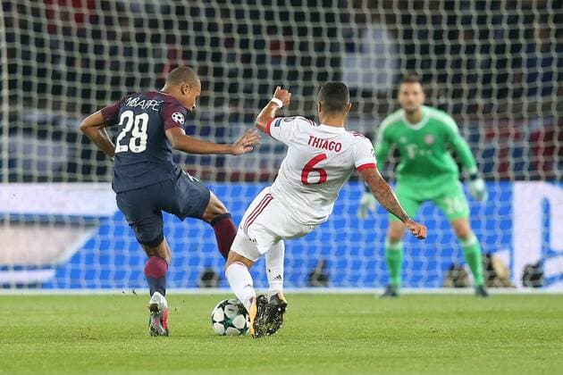 Kylian Mbappe ( Paris Saint-Germain 29 ) wird von Thiago Alcantara (FC Bayern Muenchen 6) gestopt , Paris Saint-Germain vs. FC Bayern Muenchen, Champions League, Fussball, 27.09.2017, Paris Copyright: xEibner-Pressefoto HarryxLangerx EP_HLR