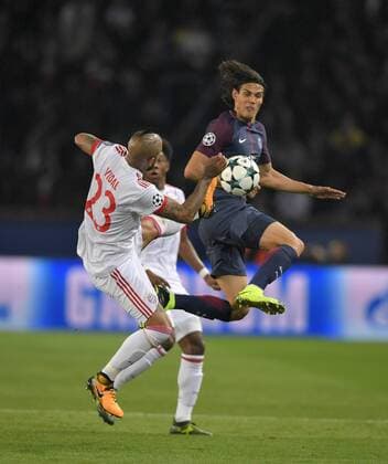 27.09.2017, Fussball UEFA Champions League 2017 2018, Gruppenphase, 2.Spieltag, Paris Saint Germain - FC Bayern München, im Stade du Parc des Princes in Paris. v.li: Arturo Vidal (FC Bayern München) gegen Edinson Cavani (Paris). 