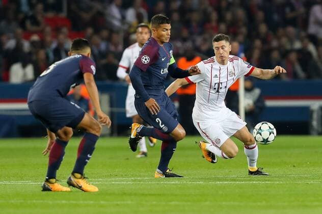 Paris, Frankreich, 27.09.2017, UEFA Champions League - 2017 18 Season, 2nd game day, FC Paris Saint-Germain - FC Bayern Muenchen, Robert Lewandowski (FCB) und Thiago Silva (PSG) im Zweikampf ( DeFodi048