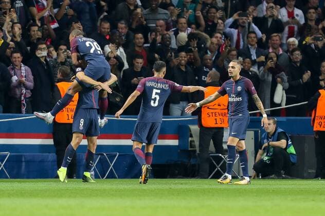 Paris, Frankreich, 27.09.2017, UEFA Champions League - 2017 18 Season, 2nd game day, FC Paris Saint-Germain - FC Bayern Muenchen, Tor zum 2:0 Torschuetze Edinson Cavani (PSG) wird bejubelt ( DeFodi048