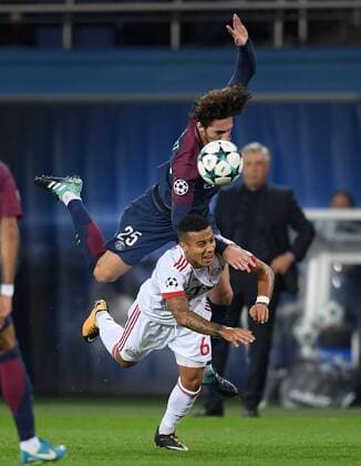 FUSSBALL CHAMPIONS LEAGUE SAISON 2017 2018 GRUPPENPHASE Paris Saint-Germain - FC Bayern Muenchen 27.09.2017 Adrien Rabiot (Paris Saint-Germain) im Zweikampf mit Thiago Alcantara (FC Bayern Muenchen) obenauf Paris 