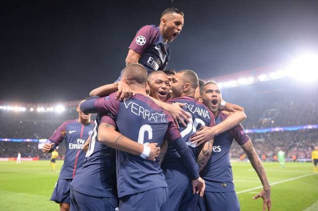 20 LAYVIN KURZAWA psg 32 Dani Alves psg 02 THIAGO SILVA psg 05 MARQUINHOS psg JOIE FOOTBALL Paris SG vs Bayern Munich Ligue des Champions 27 09 2017 AnthonyBIBARD FEP Panoramic 