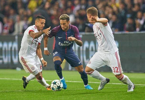 NEYMAR, PSG 10 Zweikampf , Aktion um den Ball gegen Thiago ALCANTARA, FCB 6 Joshua KIMMICH, FCB 32 PSG PARIS SAINT GERMAIN - FC BAYERN MUENCHEN Gruppenphase Hinspiel, Fussball UEFA Champions League, Paris, 27.09.2017 CL Saison 2017 2018, FCB,