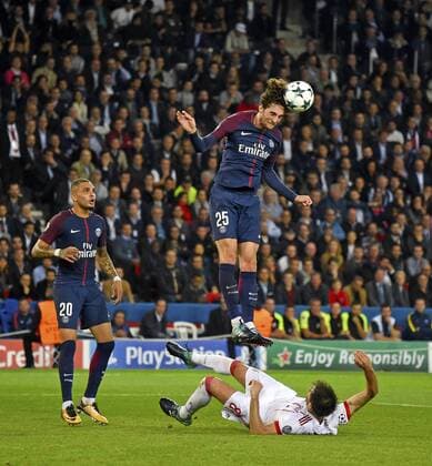 27.09.2017, Fussball UEFA Champions League 2017 2018, Gruppenphase, 2.Spieltag, Paris Saint Germain - FC Bayern München, im Stade du Parc des Princes in Paris. Adrien Rabiot (Paris) oben, Javi Martinez (FC Bayern München) unten. 