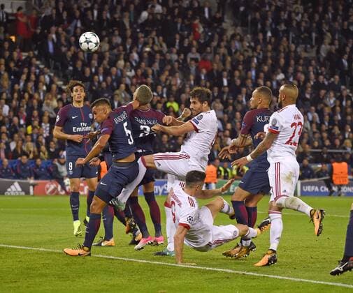 27.09.2017, Fussball UEFA Champions League 2017 2018, Gruppenphase, 2.Spieltag, Paris Saint Germain - FC Bayern München, im Stade du Parc des Princes in Paris. Javi Martinez (FC Bayern München) inmitten einer Strafraumszene gegen Marquinhos (Paris) und Dani Alves (Paris). unten: Robert Lewandowski (FC Bayern München). 