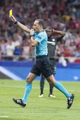 Referee shows yellow card during UEFA Champions League match between Atletico de Madrid and Chelsea at Wanda Metropolitano in Madrid, Spain September 27, 2017.  (20170927019)