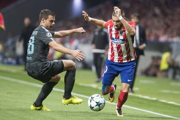 Atletico de Madrid s Yannick Carrasco and Chelsea s Cesar Azpilicueta during UEFA Champions League match between Atletico de Madrid and Chelsea at Wanda Metropolitano in Madrid, Spain September 27, 2017.  (20170927005)