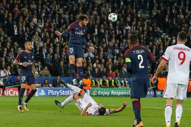 Paris, Frankreich, 27.09.2017, UEFA Champions League - 2017 18 Season, 2nd game day, FC Paris Saint-Germain - FC Bayern Muenchen, Adrien Rabiot (PSG) und Javier Martinez (FCB) im Zweikampf ( DeFodi048