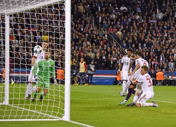 27.09.2017, Fussball UEFA Champions League 2017 2018, Gruppenphase, 2.Spieltag, Paris Saint Germain - FC Bayern München, im Stade du Parc des Princes in Paris. Torschuss zum 3:0 von Neymar (3.v.re, Paris) gegen Javi Martinez (FC Bayern München) und Torwart Sven Ulreich (li, FC Bayern München). 